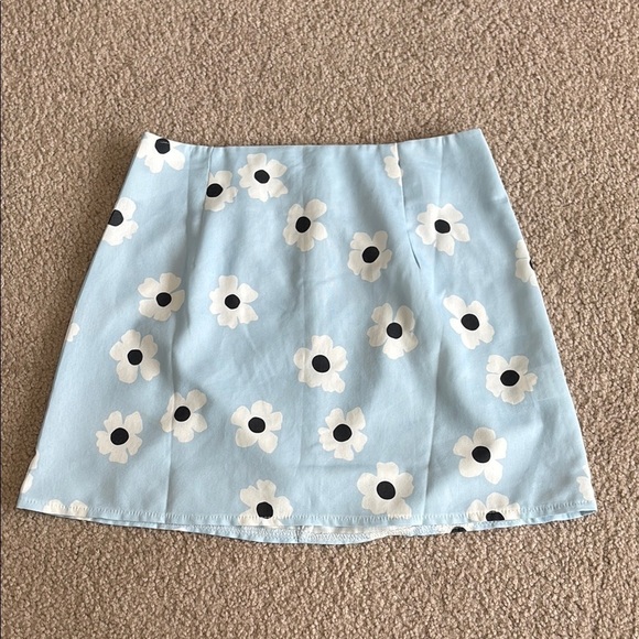 Princess Polly Dresses & Skirts - Princess Polly Floral Blue Skirt size 2